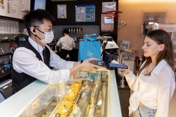 方舟配资 能扫也能“碰”，上海奥特莱斯、南京路步行街等成外国游客最爱消费热门商圈